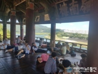 밀양 영남루서 더위 식히는 시민들...