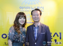 [포토] 가수 최예진 본지 대전세종충남본부 김재현 부사장과 