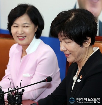 웃으며 김영주 장관을 바라보는 추미애 대표