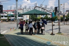 진주시, 신호등 옆에 ‘폭염대비 그늘막’ 설치