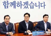 원내대표 취임100일 기자간담회를 열고 있는 우원식 원내대표