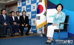 취임1주년 기념영상 시청하는 추미애 대표