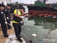 인천해양경찰서, 역무선 부두 계류 중인 선박 침몰해 방제작업 실시 중