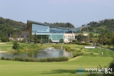 [포토]세종필드CC 클럽하우스 앞 티샷하는 여성골퍼