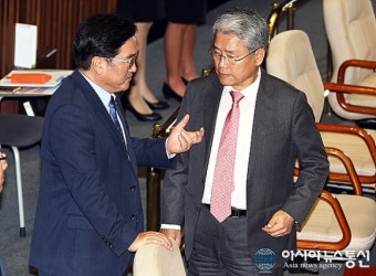 본회의장 안에서 대화 나누는 우원식 원내대표와 김동철 원내대표
