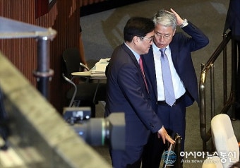 본회의장 모퉁이에서 대화나누는 우원식 원내대표와 김동철 원내대표