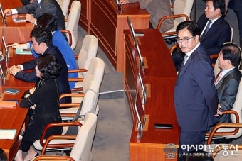 본회의장에서 뒷짐지고 서있는 우원식 원내대표