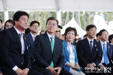 태안서 서해안 유류피해 극복 공연보는 문 대통령