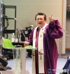 [포토]열정적으로 말씀 전하는 대한 기독교 감리회 전명구 감독회장