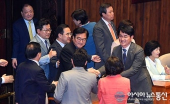 본회의장에서 의원들과 인사나누는 우원식 원내대표