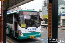 진주 10월 축제 관람객 위해 제공하는 교통 안내 호응