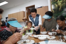 이강덕 포항시장, 무료 경로식당 배식봉사 나서