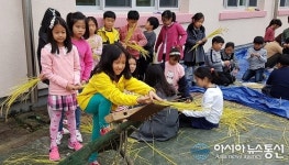 청주 가덕초, 벼훑이로 가을 벼 수확체험 ‘눈길’