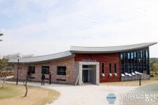 유성구 문학마을도서관, 유림공원 숲속에서 개소