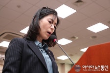 법제처 국정감사 시작하면서 발언대에서 인사보고하는 김외숙 법제처장