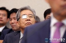 산자중기 국정감사에서 한쪽눈에 안대하고 지켜보는 함승희 강원랜드 사장