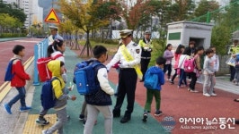 창원서부경찰서, 무동초등학교 앞서 ‘등굣길 교통안전 캠페인’
