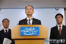 신고리5.6호기 건설재개와 탈원전 정책 로드맵에 대한 1문1답을 하고 있는 백운규 통상산업자원부 장관