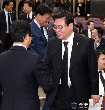 의원총회 시작전 의원들과 인사나누는 정우택 원내대표