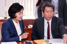 국정감사 시작전 이인영 의원과 대화 나누는 추미애 대표