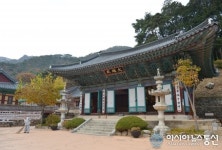 [포토]계룡산국립공원 동학사, 스님은 가을을 담아