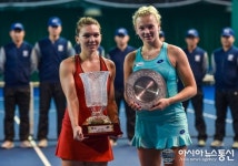 WTA 심천 오픈, 우승 트로피 들고 있는 할레프와 시니아코바