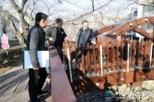 임인한 진해구청장, 여좌천 데크로드 현장점검