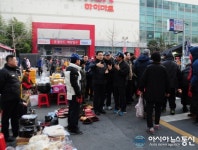 권중호 마산합포구청장, 일요일 아침 ‘신마산 번개시장’ 점검