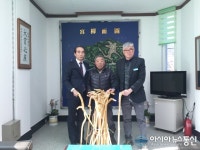 의령 궁류면 전관수 씨, 산초나무 지팡이 제작 기증