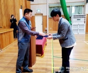 전국공무원노조 의령군지부, 관내 중학교 졸업생 장학금 전달