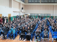청주 산남중, 장미꽃과 함께한 입학식 눈길