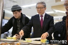 윤여표 충북대 총장, 새 학기 맞아 학생들과 식사하며 소통