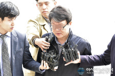 서울지방경찰청 지능범죄수사대에 출석하는 김경수 보좌관 한모씨