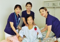 청주한국병원, 어버이날 카네이션 달아드리기 행사