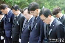 [포토] 천안인의 상 참배하는 자유한국당 후보들