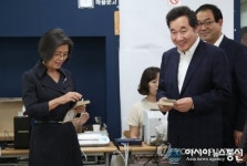 이낙연 국무총리, 부인 김숙희 여사와 사전투표 실시