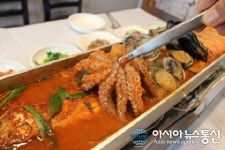 제주도 서귀포시 중문 맛집 ‘기원뚝배기’, 문어 등 싱싱한 해산물 품은 통갈치조림 맛볼 수 있어