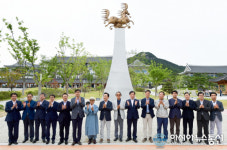 천마총의 천마 경북 신도청 랜드마크로 새천년 비상