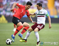 대한민국-멕시코전, 공 뺏기지 않으려는 손흥민