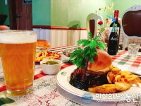 강남역 수제버거 룸187, 여름 한정 메뉴 ‘하와이안버거 세트’ 선보여