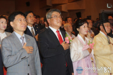 국민의례 하는 김학동 예천군수·최교일 국회의원