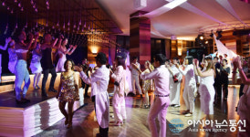 클럽메드 크레이지 사인 오늘은 화이트로 통일