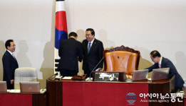 추하받는 문희상 신임 국회의장