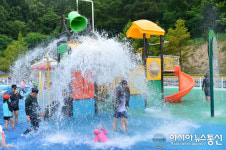 부여 굿뜨래 웰빙마을 물놀이장 피서객 몰려...폭염 속 더위 탈출