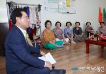 계속되는 폭염에 어르신 챙기는 김영록 전남지사