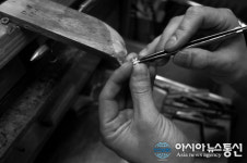 청담 예물 에클라바치, 장인의 손길을 담은 다이아반지 리세팅 작업 진행