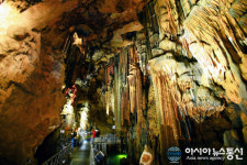 울진 성류굴 폭염 속 최고 피서지 각광...동굴탐사 일석이조