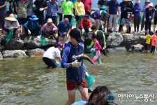 영월군 동강뗏목축제···맨손 송어잡기 인기