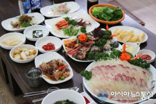 제주도 맛집 야시장 풍경, 모둠 물회 횟집 '월척수산 동문시장점'