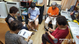 안산시 상록구 경로당 노인, 스마트폰 교육에 쏙~빠지다